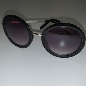 Round black sunglasses! Excellent condition